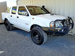 Mitsubishi Nissan Navara D22 2011 White