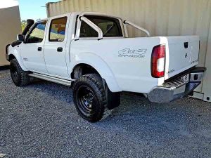 Mitsubishi-Nissan-Navara-D22-2011 White